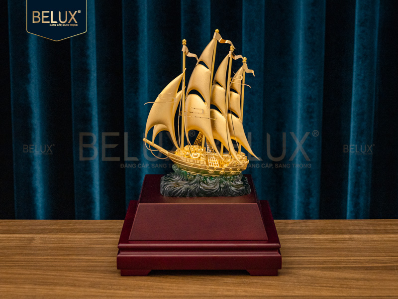 Mô hình thuyền thuận phong vạn thịnh - dát vàng - 34x19x19cm