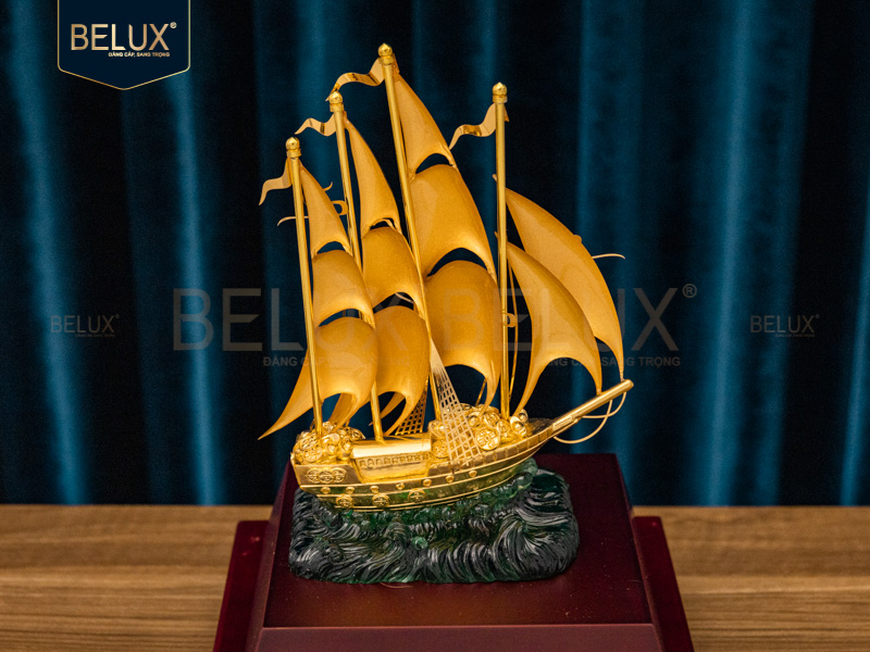 Mô hình thuyền thuận phong vạn thịnh - dát vàng - 34x19x19cm