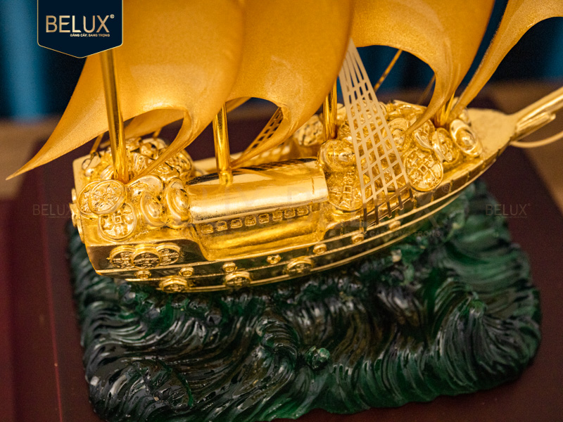 Mô hình thuyền thuận phong vạn thịnh - dát vàng - 34x19x19cm