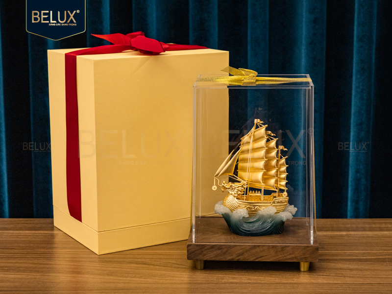 Mô hình thuyền kim long vạn hải - dát vàng -&nbsp;&nbsp;23x16x13cm