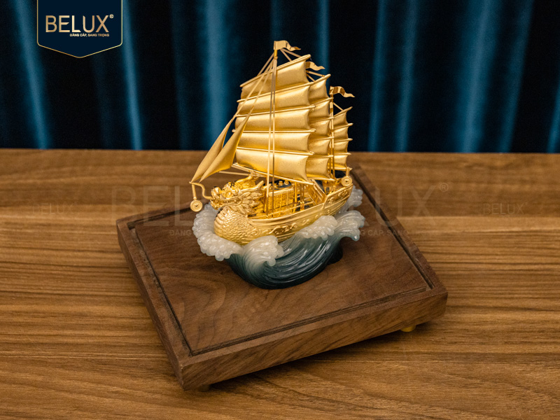 Mô hình thuyền kim long vạn hải - dát vàng -&nbsp;&nbsp;23x16x13cm
