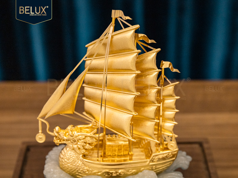 Mô hình thuyền kim long vạn hải - dát vàng -&nbsp;&nbsp;23x16x13cm