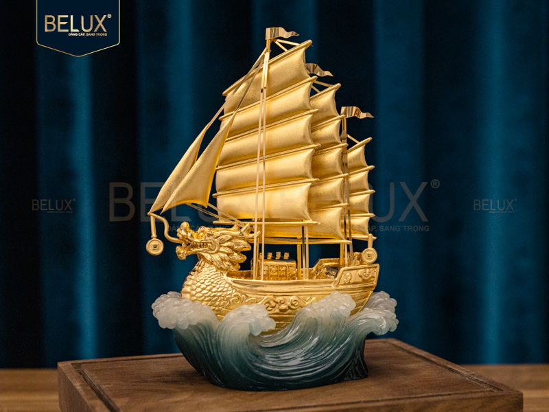 Mô hình thuyền kim long vạn hải - dát vàng -&nbsp;&nbsp;23x16x13cm