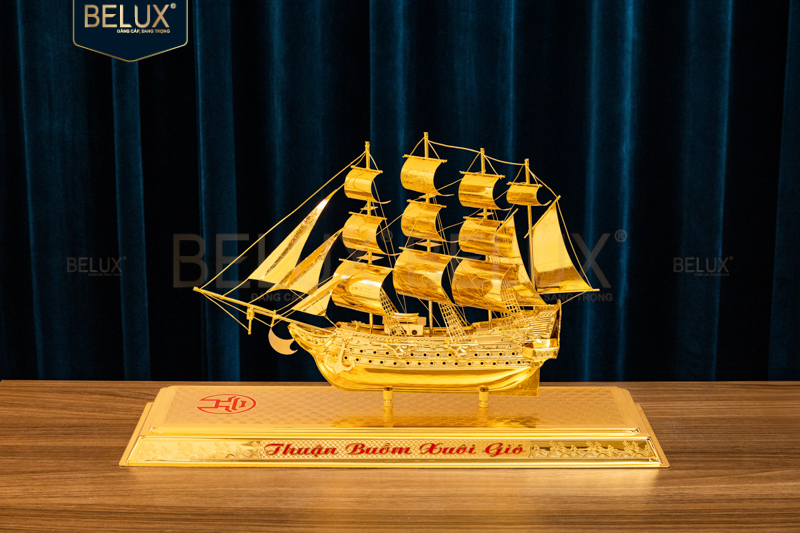 Thuyền buồm đế đồng mạ vàng 24k