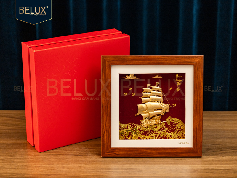 Tranh thuận buồm xuôi gió nền đỏ dát vàng 24k 20x20cm