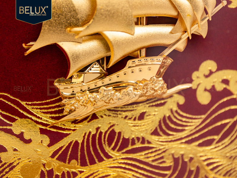 Tranh thuận buồm xuôi gió nền đỏ dát vàng 24k 20x20cm