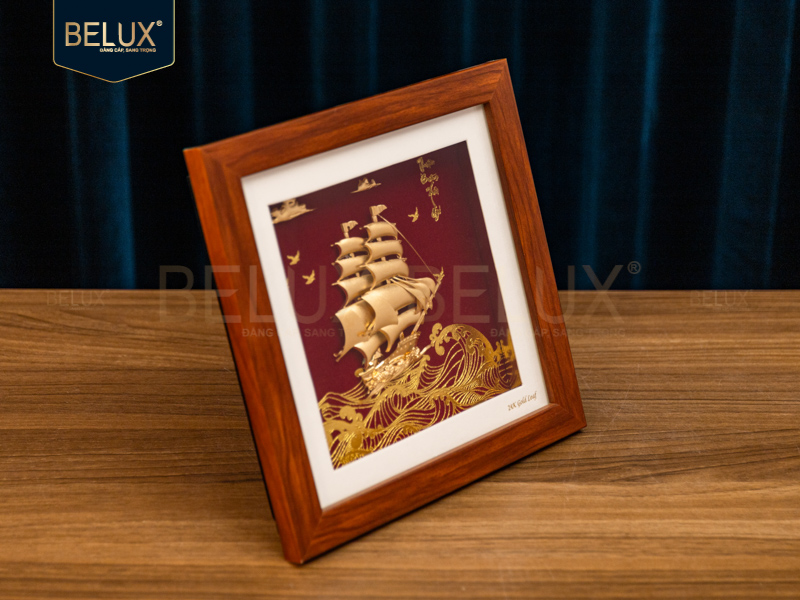 Tranh thuận buồm xuôi gió nền đỏ dát vàng 24k 20x20cm
