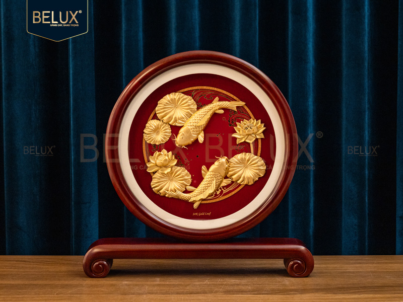Biểu trưng tròn cá chép hoa sen dát vàng 24k