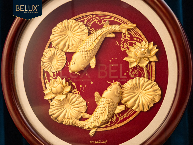 Biểu trưng tròn cá chép hoa sen dát vàng 24k