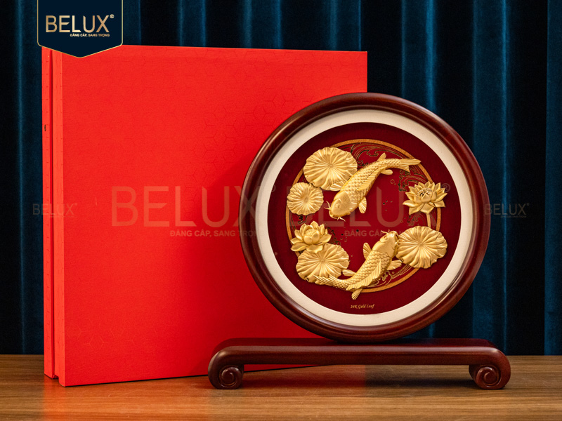 Biểu trưng tròn cá chép hoa sen dát vàng 24k