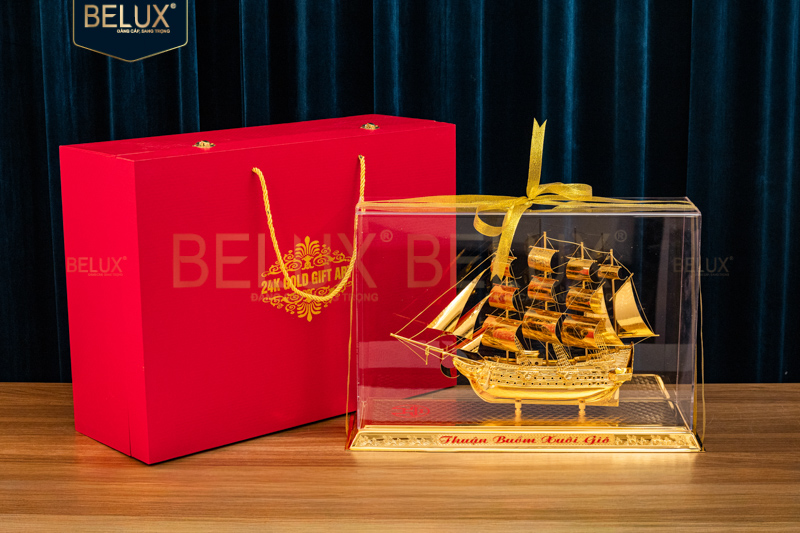 Thuyền buồm đế đồng mạ vàng 24k