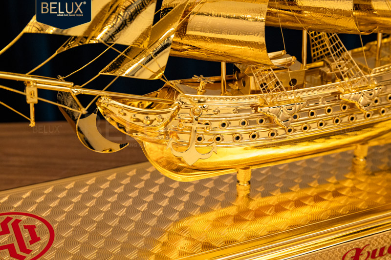 Thuyền buồm đế đồng mạ vàng 24k
