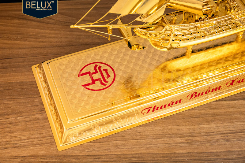 Thuyền buồm đế đồng mạ vàng 24k