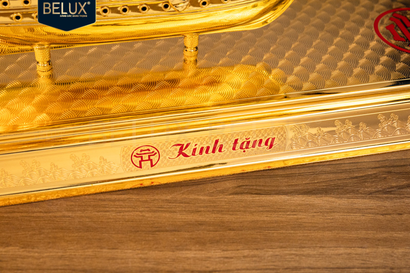 Thuyền buồm đế đồng mạ vàng 24k