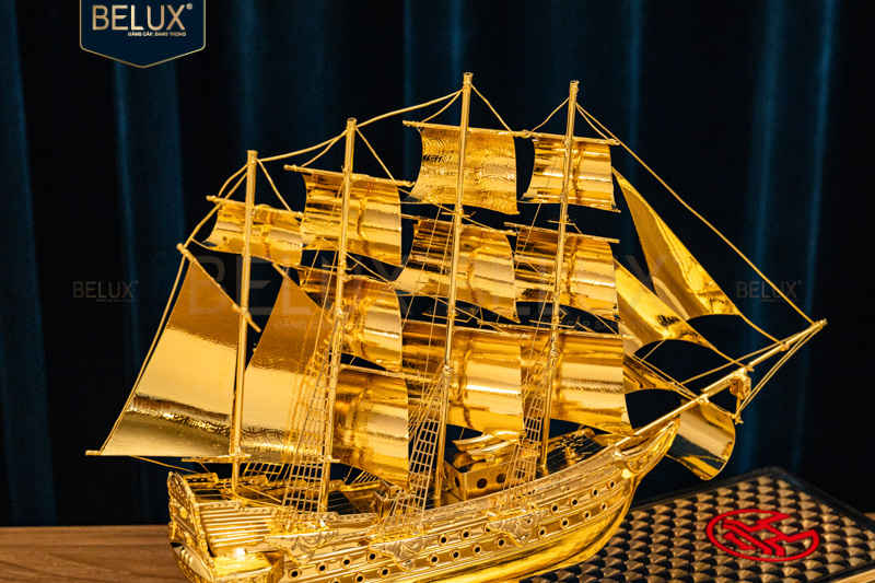 Thuyền buồm đế đồng mạ vàng 24k