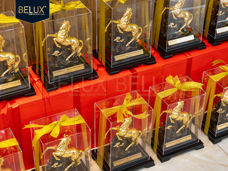 Lô 13 Tượng Ngựa Dát Vàng 24K Cho Ngân Hàng MB Bank