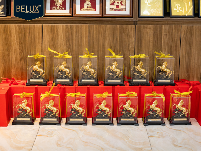 Lô 13 Tượng Ngựa Dát Vàng 24K Cho Ngân Hàng MB Bank