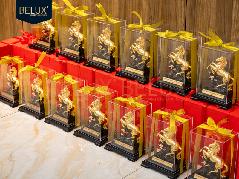 Lô 13 Tượng Ngựa Dát Vàng 24K Cho Ngân Hàng MB Bank