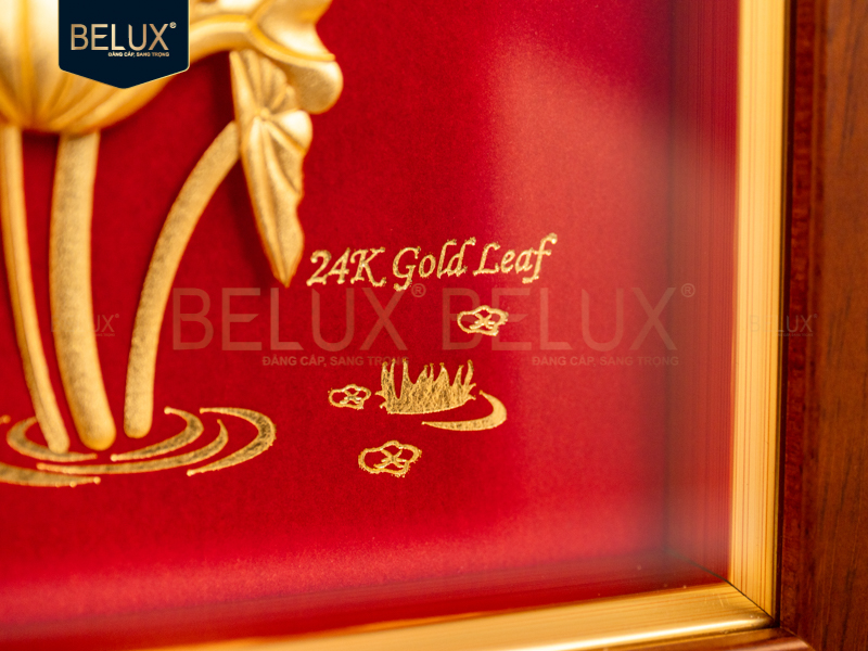 tranh-hoa-sen-dat-vang-chi-tiet-khung