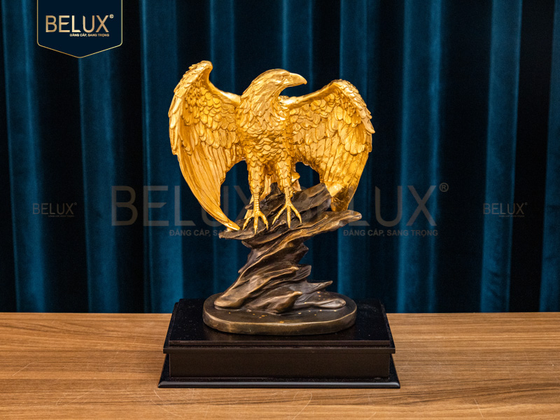 Tượng đại bàng tung cánh dát vàng 24k cao 25cm mẫu 3