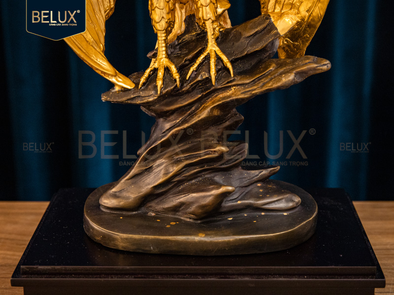 Tượng đại bàng tung cánh dát vàng 24k cao 25cm mẫu 3