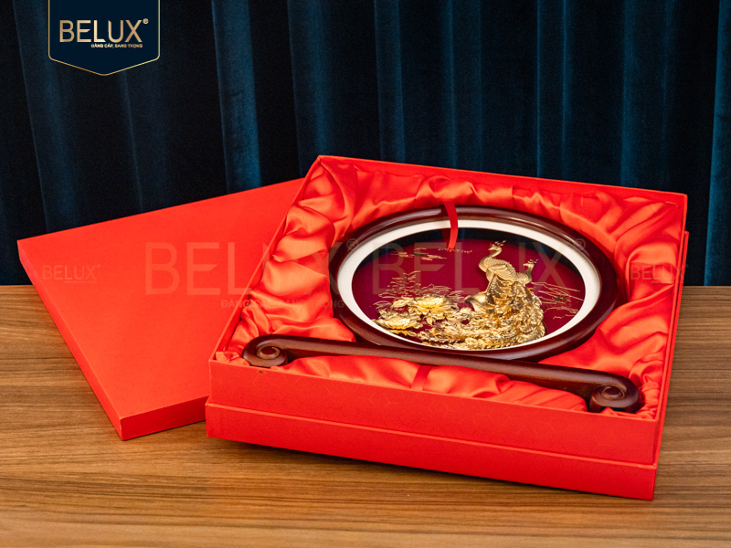 Biểu trưng tròn đôi công dát vàng 24k&nbsp;
