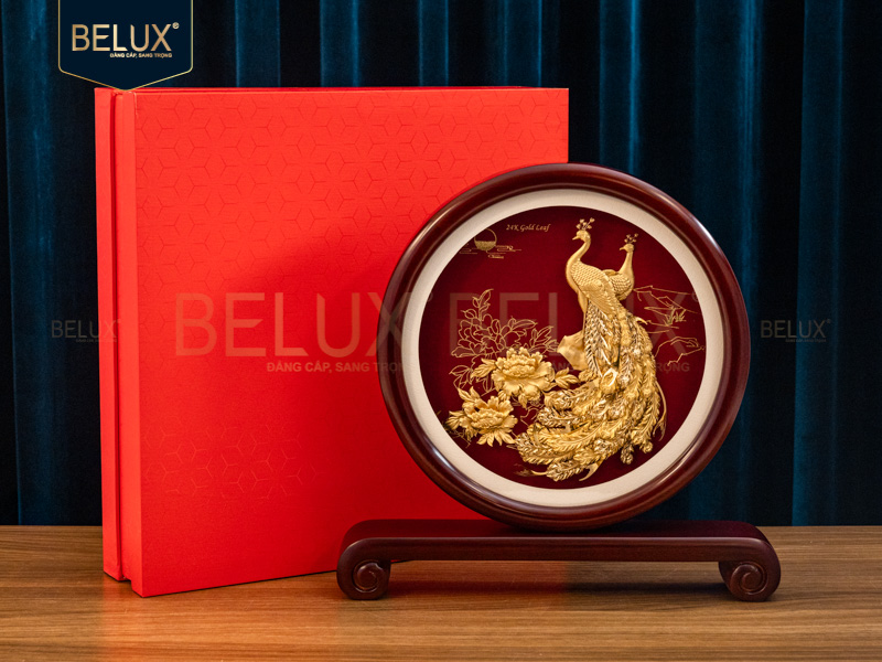 Biểu trưng tròn đôi công dát vàng 24k&nbsp;