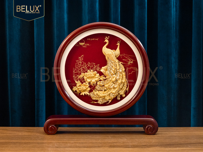 Biểu trưng tròn đôi công dát vàng 24k&nbsp;