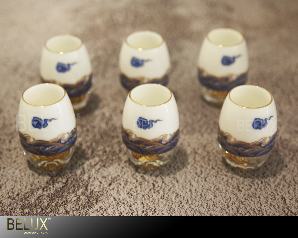 Bộ Bình Ly Sứ Vân Mây Đế Lá Vàng – Dấu Ấn Sang Trọng Trong Nghệ Thuật Thưởng Trà Và Rượu