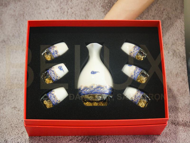 Bộ Bình Ly Sứ Vân Mây Đế Lá Vàng – Dấu Ấn Sang Trọng Trong Nghệ Thuật Thưởng Trà Và Rượu