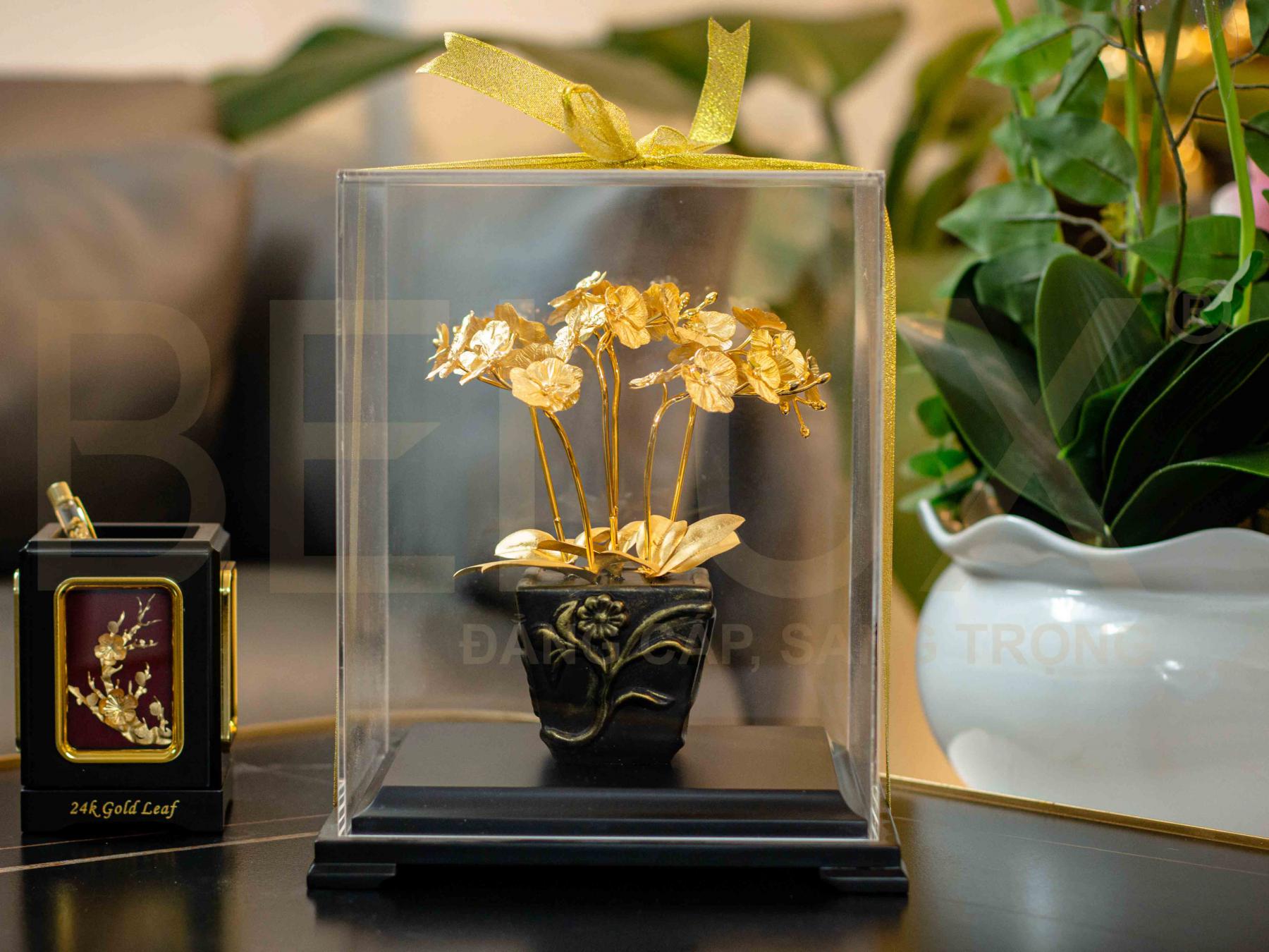 Chậu hoa lan hồ điệp 6 cành dát vàng 24K KT 23x22x28cm