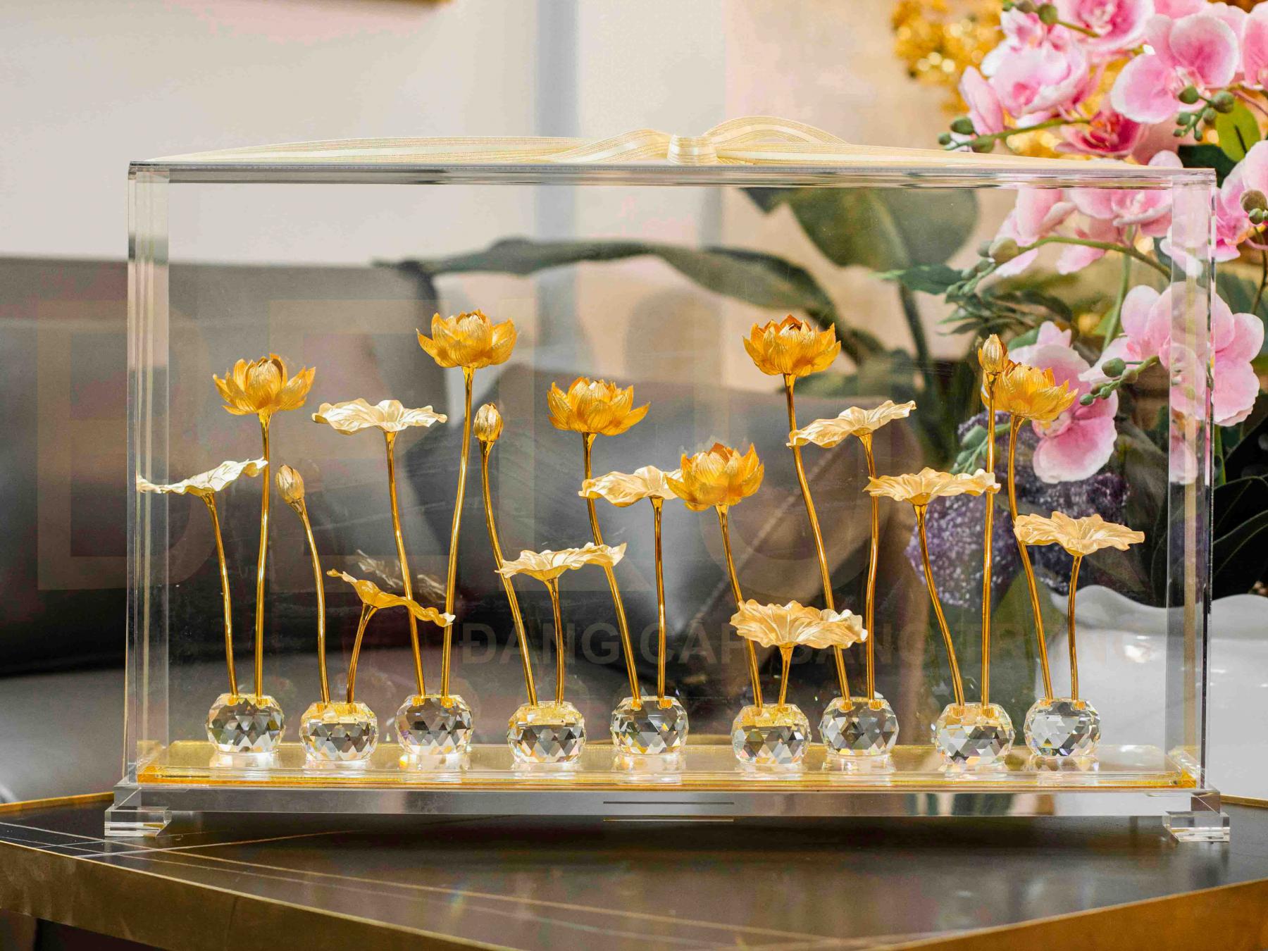 Hồ hoa sen dát vàng 24K 18 nhánh
