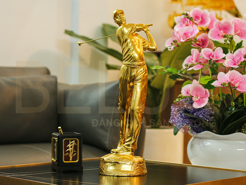 Tượng Người Đánh Golf Bằng Đồng Dát Vàng 9999 Cao 50cm