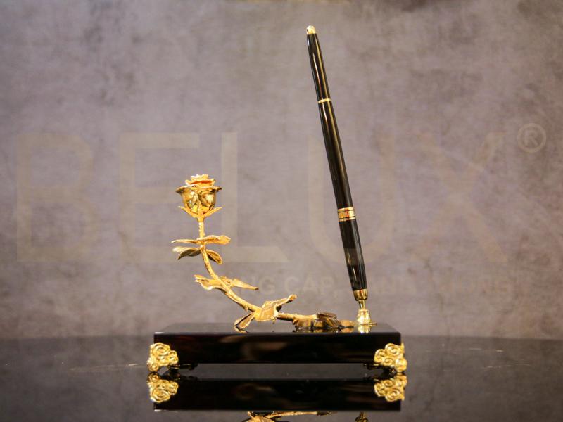 Đế bút hoa hồng mạ vàng mẫu 2