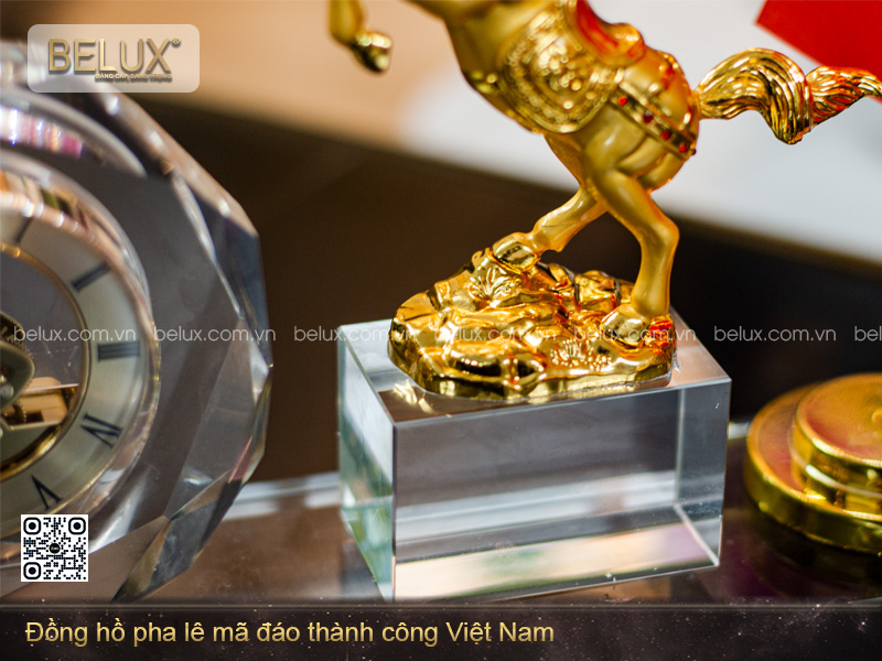 Đồng Hồ Pha Lê Mã Đáo Thành Công Việt Nam Mạ Vàng