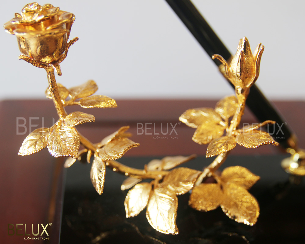 Đế bút hoa hồng mạ vàng mẫu 2