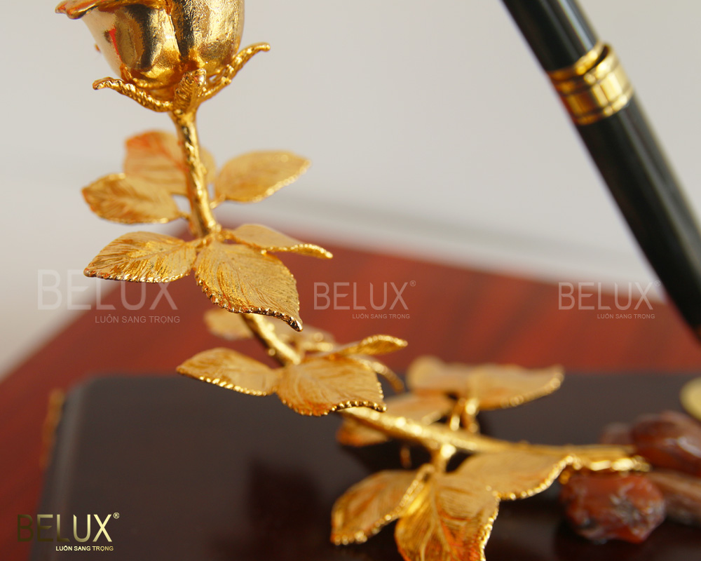 Đế bút hoa hồng mạ vàng mẫu 2