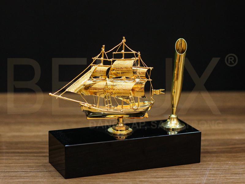 Đế bút Thuận buồm xuôi gió mạ vàng 24k