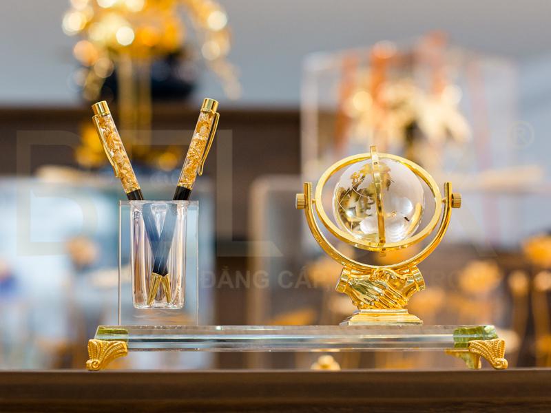 Đế cắm bút để bàn quả địa cầu mạ vàng