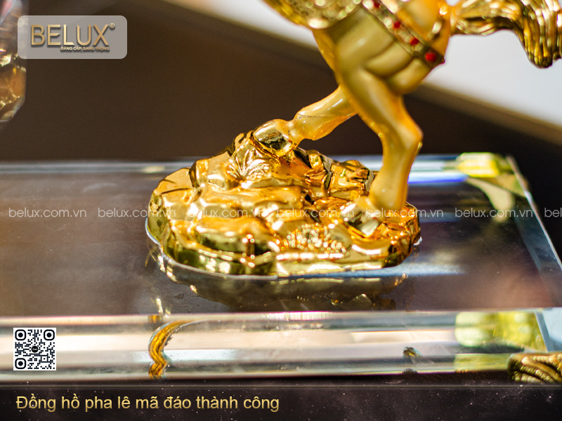 Đồng Hồ Pha Lê Mã Đáo Thành Công Mạ Vàng