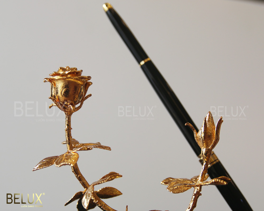 Đế bút hoa hồng mạ vàng mẫu 2