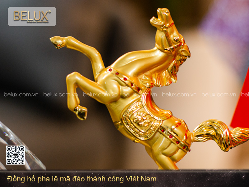 Đồng Hồ Pha Lê Mã Đáo Thành Công Việt Nam Mạ Vàng