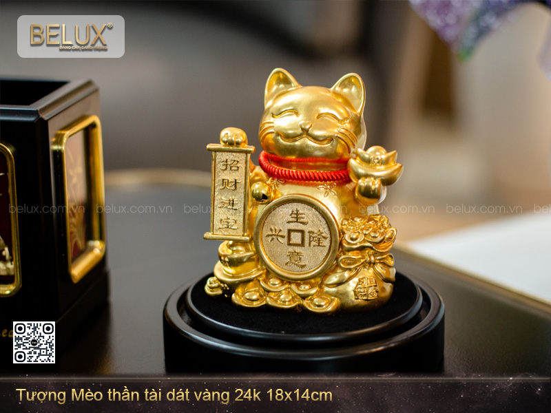 chi-tiet-tuong-meo-than-tai-dat-vang-24k-trong-long-kinh