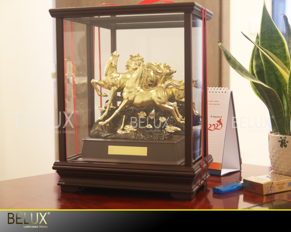 tuong-ngua-song-ma-dat-vang