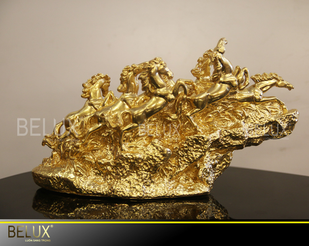 Tượng mã đáo thành công thếp vàng