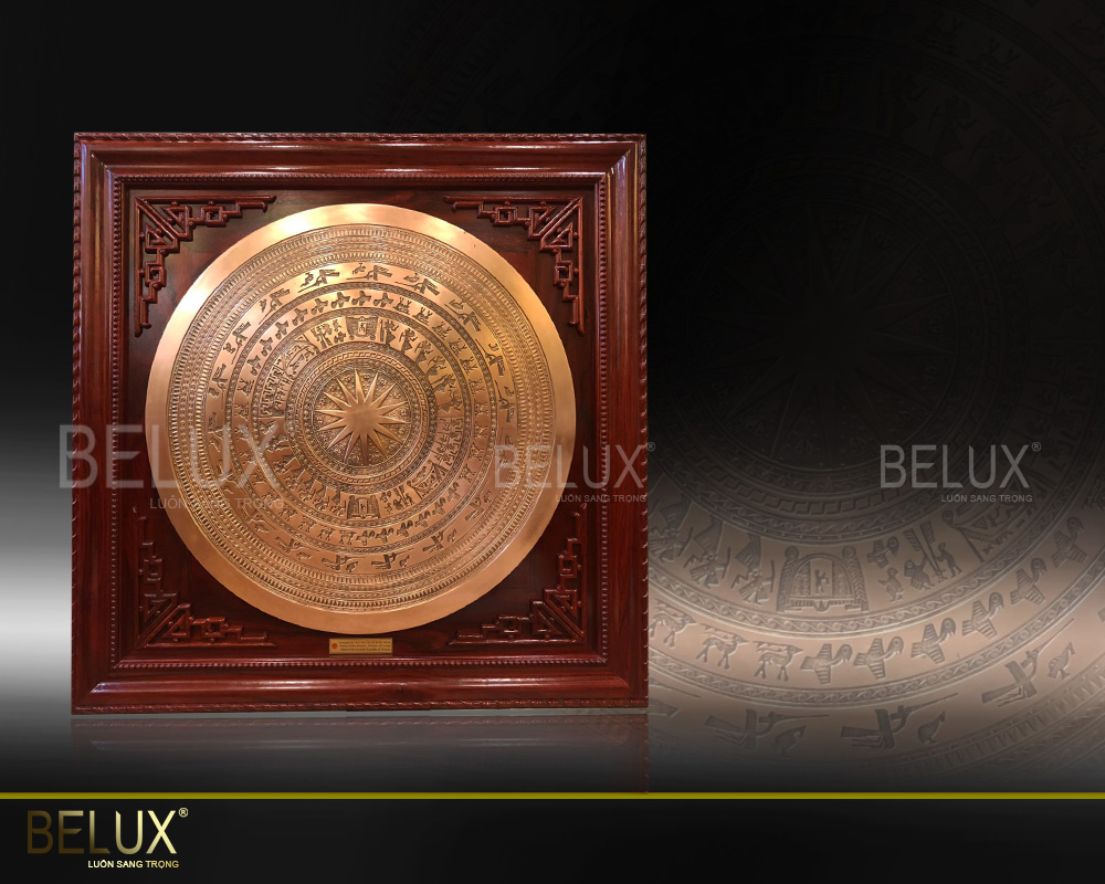 Tranh mặt trống đúc hoa văn chìm khung gỗ