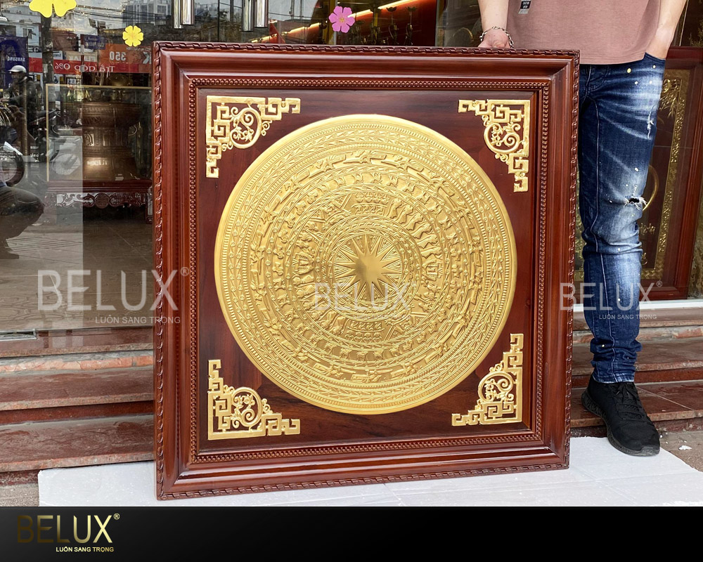 Tranh mặt trống đồng dát vàng 9999 khung gỗ gụ
