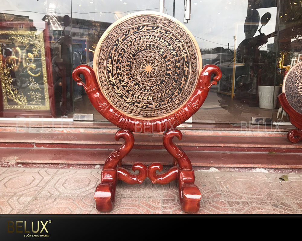 Mặt trống đồng hoa văn nổi