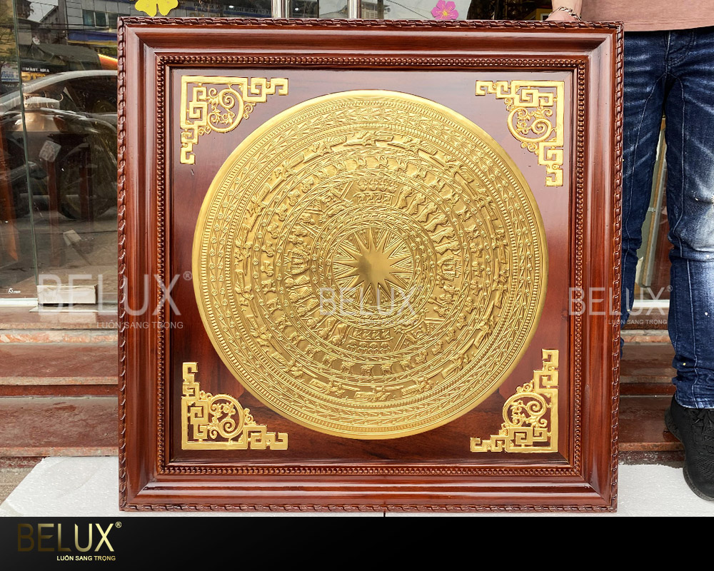Tranh mặt trống đồng dát vàng 9999 khung gỗ gụ