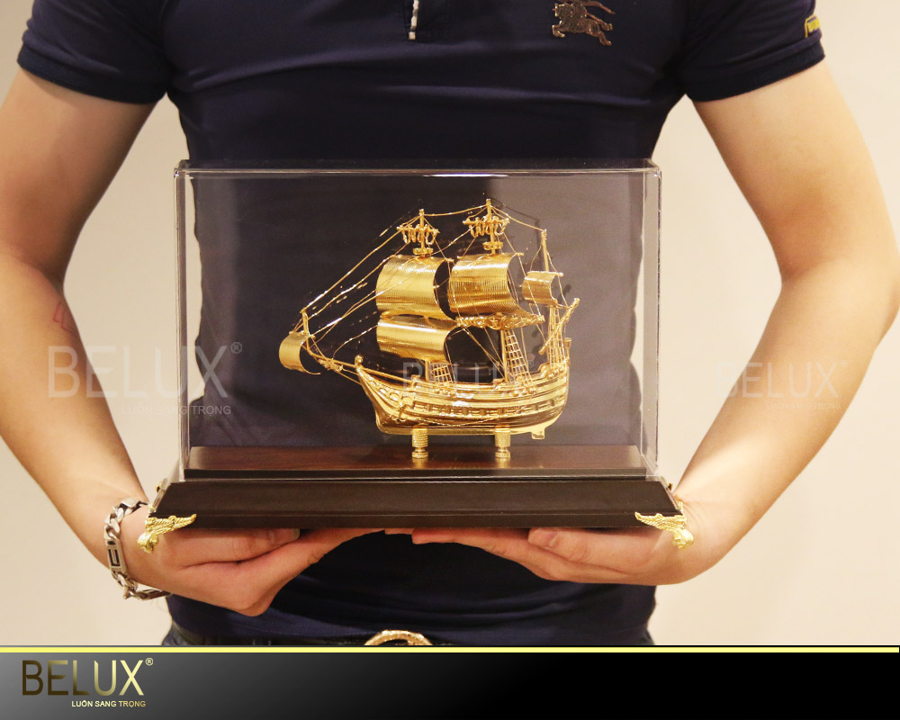 Mô hình thuyền buồm mạ vàng 24K – M13